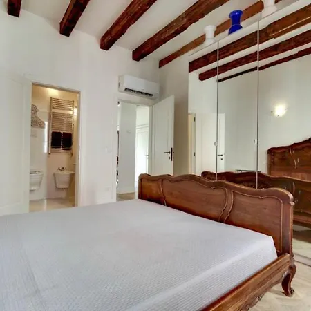 Venice Traditional Home With Terrace Exterior photo