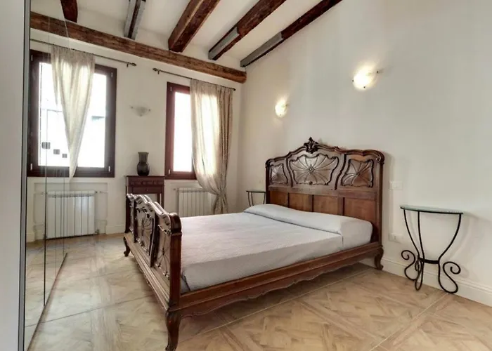 Venice Traditional Home With Terrace