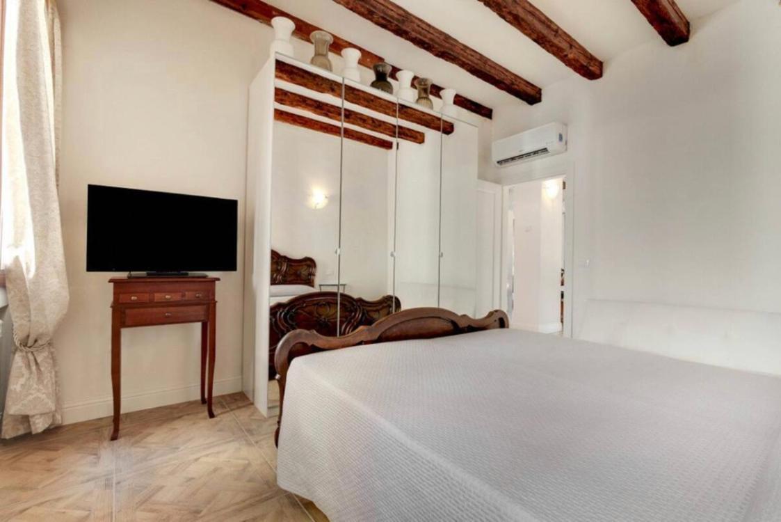 Traditional With Terrace Appartamento *