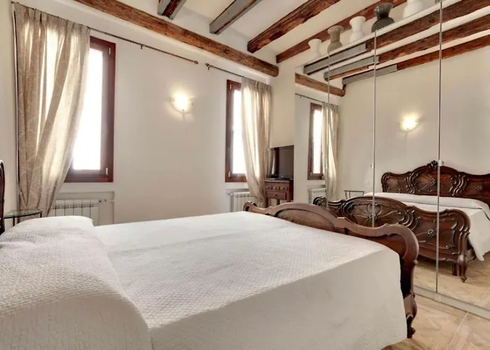 Venice Traditional Home With Terrace
